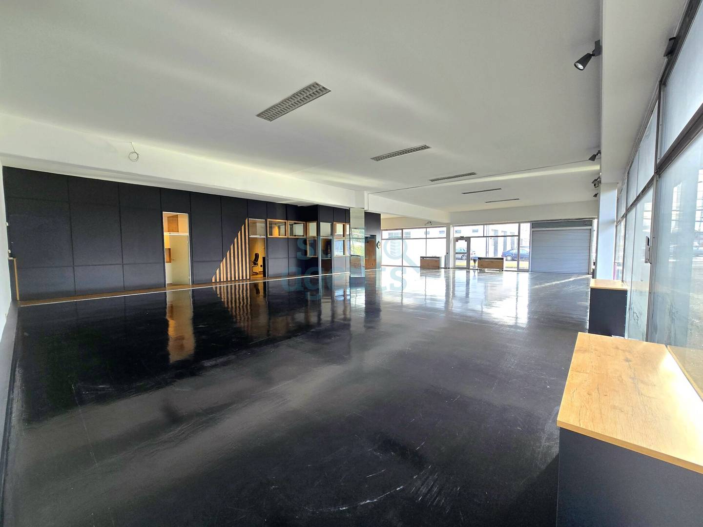 Modern car dealership with over 30 parking spaces and showroom in prime location in Attnang-Puchheim