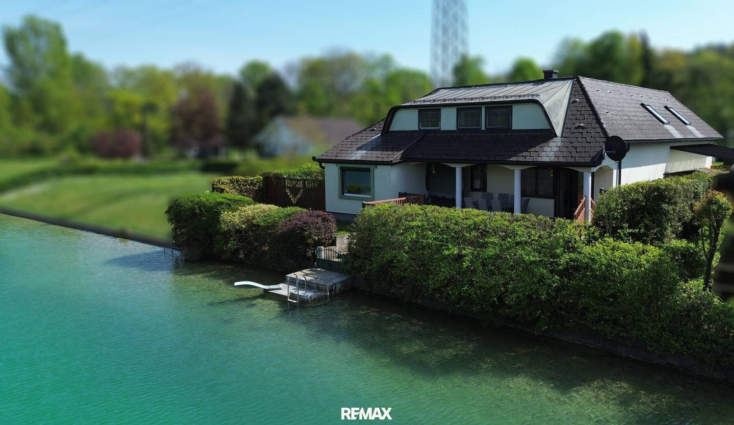 Detached house with direct lake access at Ausee II
