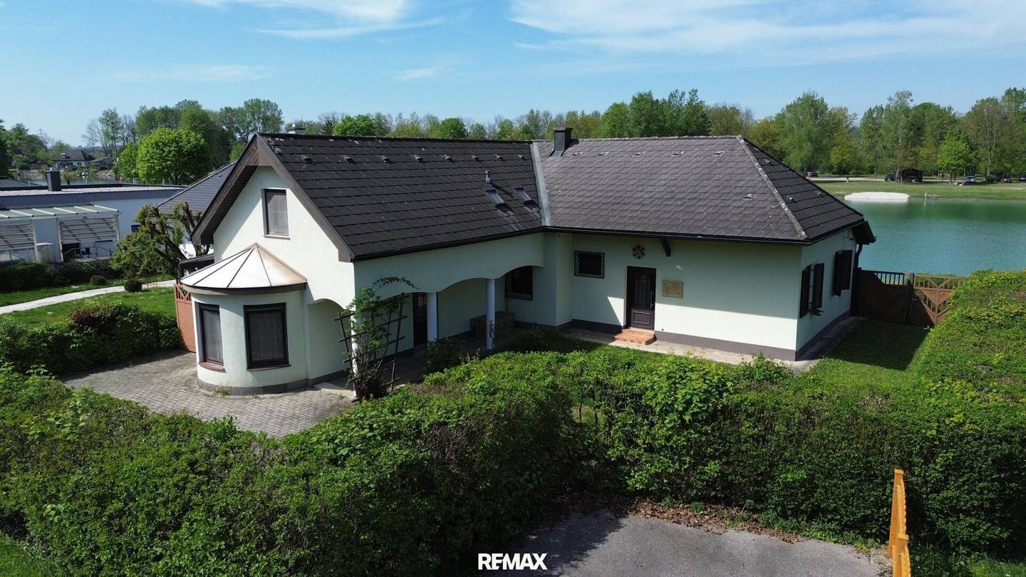 Detached house with direct lake access at Ausee II