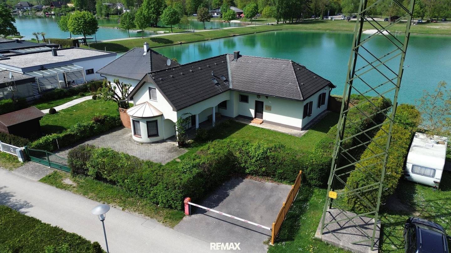 Detached house with direct lake access at Ausee II