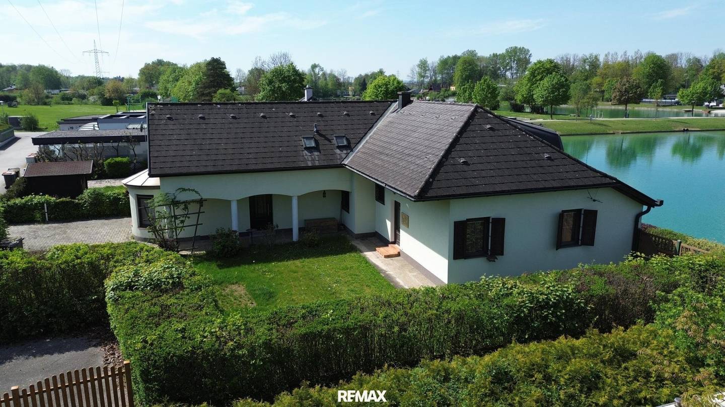Detached house with direct lake access at Ausee II
