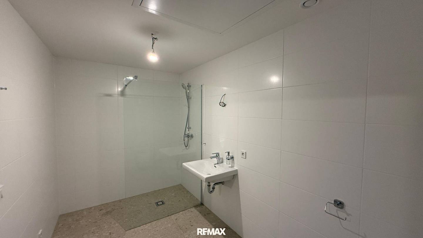Helle Neubauwohnung mit Terrasse und Lift