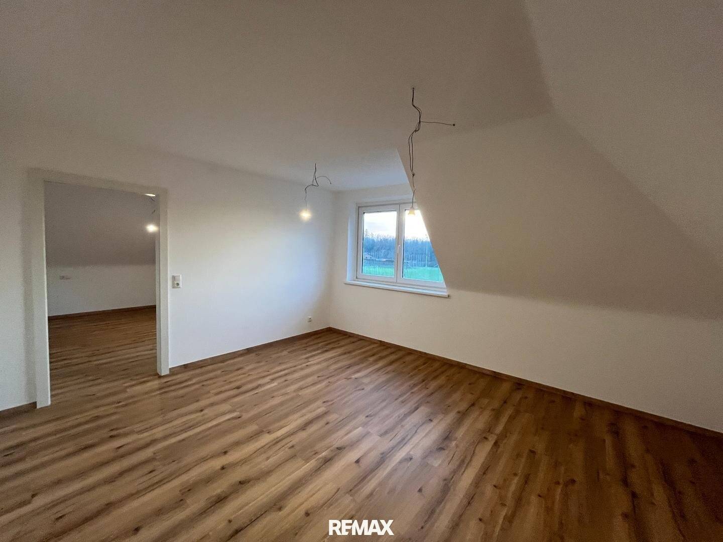 Dachgeschosswohnung near city center with parking
