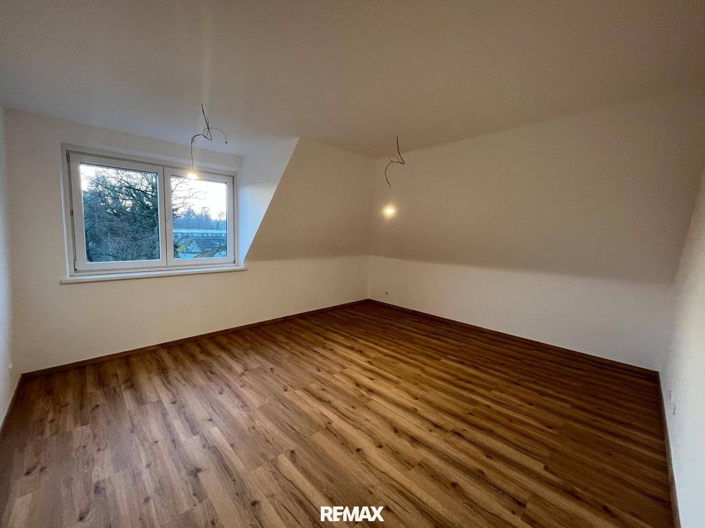 Dachgeschosswohnung near city center with parking