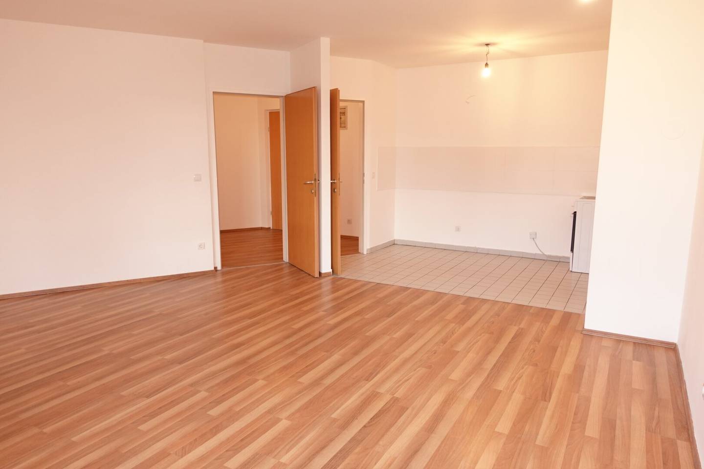 Neubauwohnung mit Wohnküche und Gartenblick