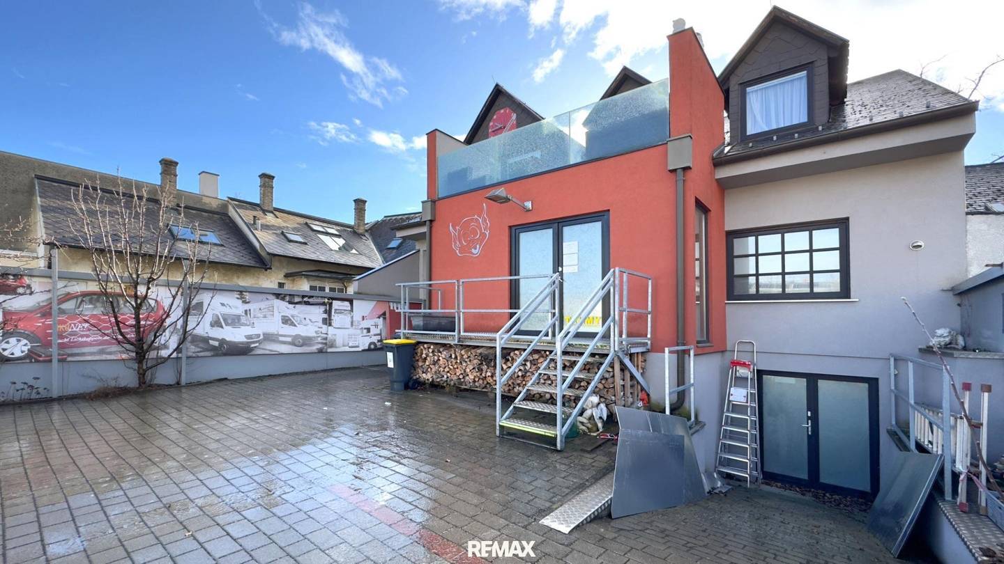 Single-family house with commercial spaces in Gänserndorf center