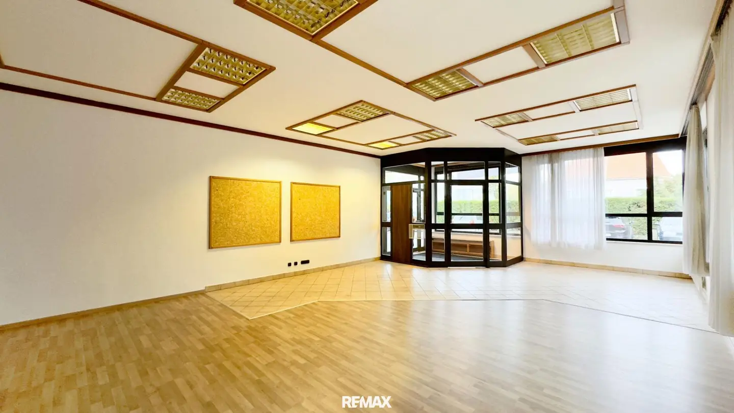 Commercial space or apartment or showroom in Angern an der March