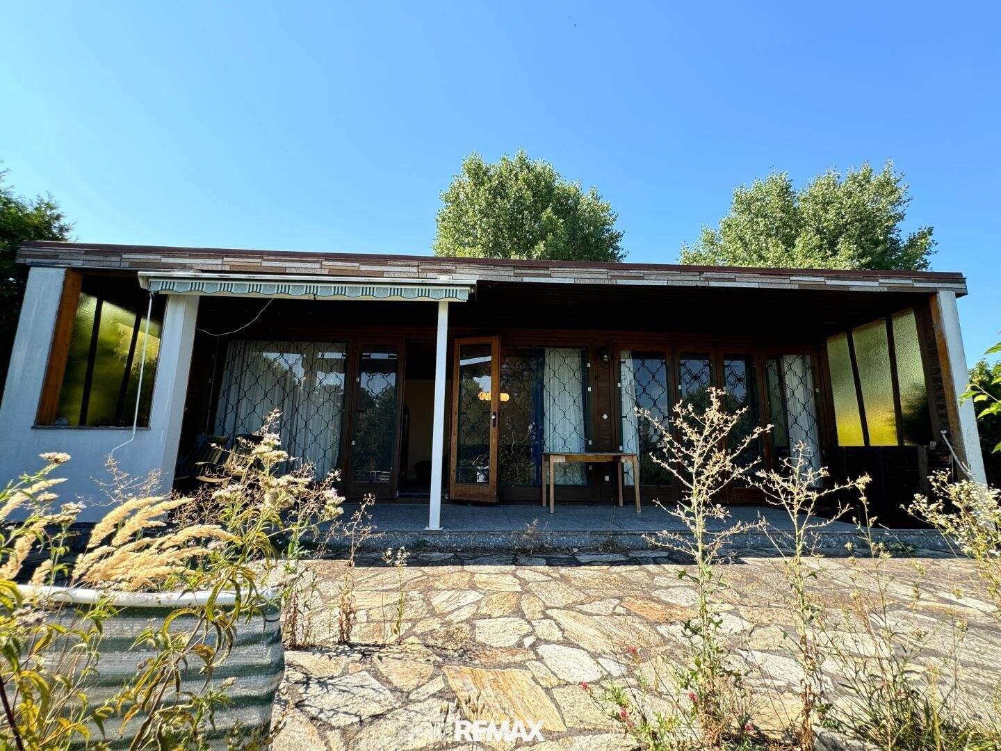 Bathing Bungalow on Leased Land with Direct Canal Access in Groß-Enzersdorf