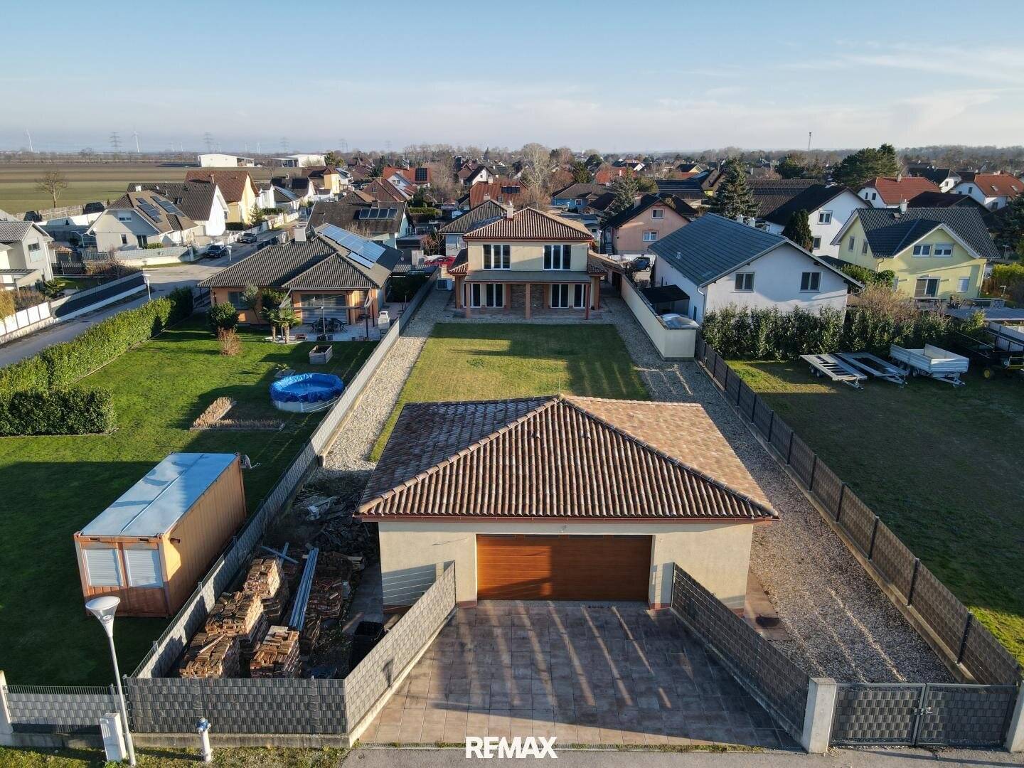 Stilvolle Villa mit gepflegtem Garten und großzügiger Garage