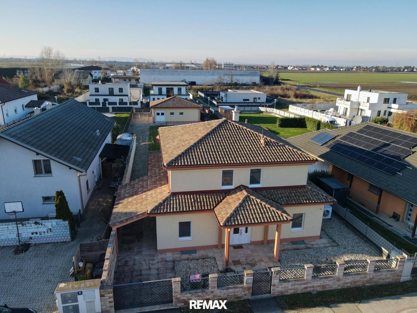 Stilvolle Villa mit gepflegtem Garten und großzügiger Garage
