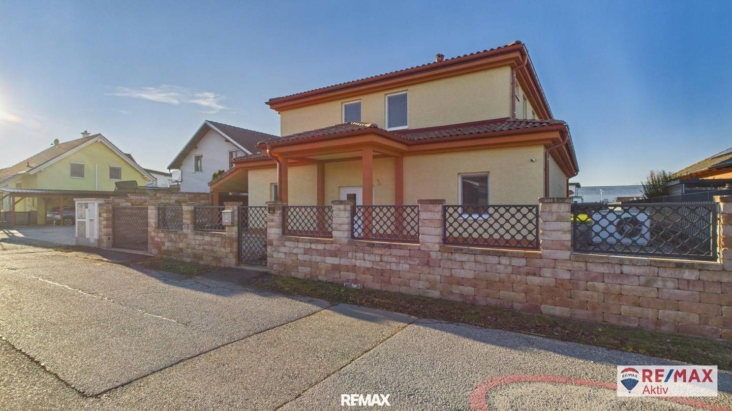 Stilvolle Villa mit gepflegtem Garten und großzügiger Garage