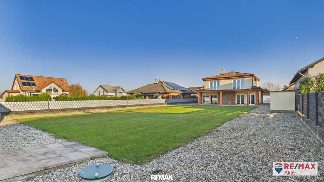 Stylish villa with well-maintained garden and spacious garage