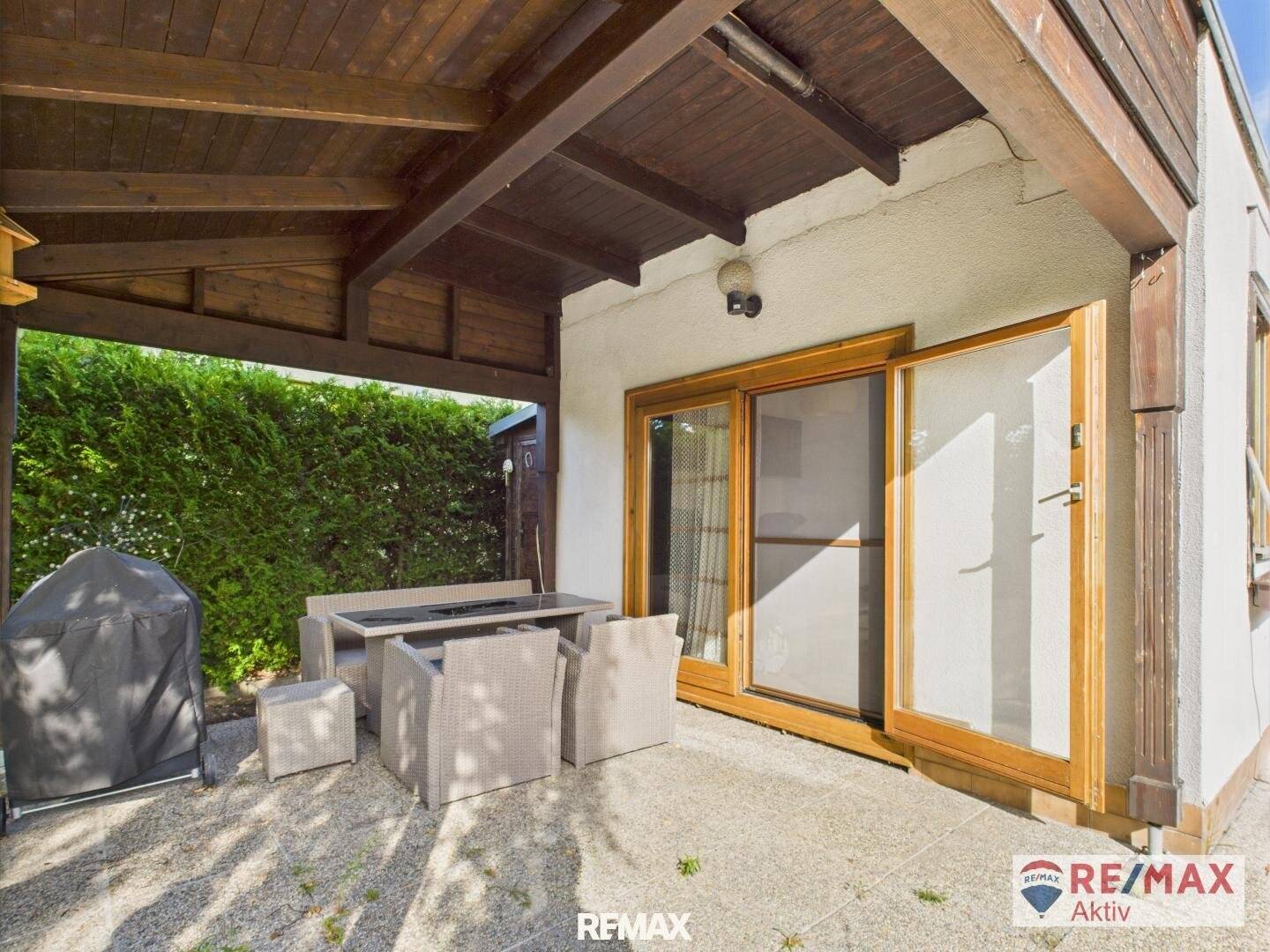 Lakeside Bungalow on Leased Land with Direct Canal Access in Groß-Enzersdorf