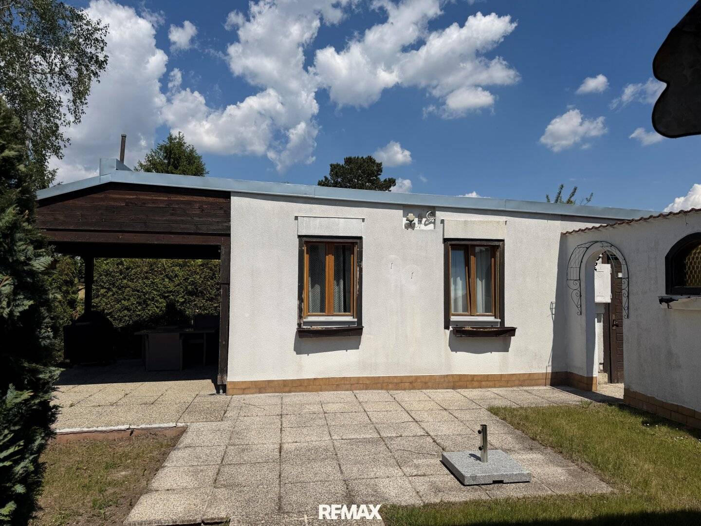 Lakeside Bungalow on Leased Land with Direct Canal Access in Groß-Enzersdorf