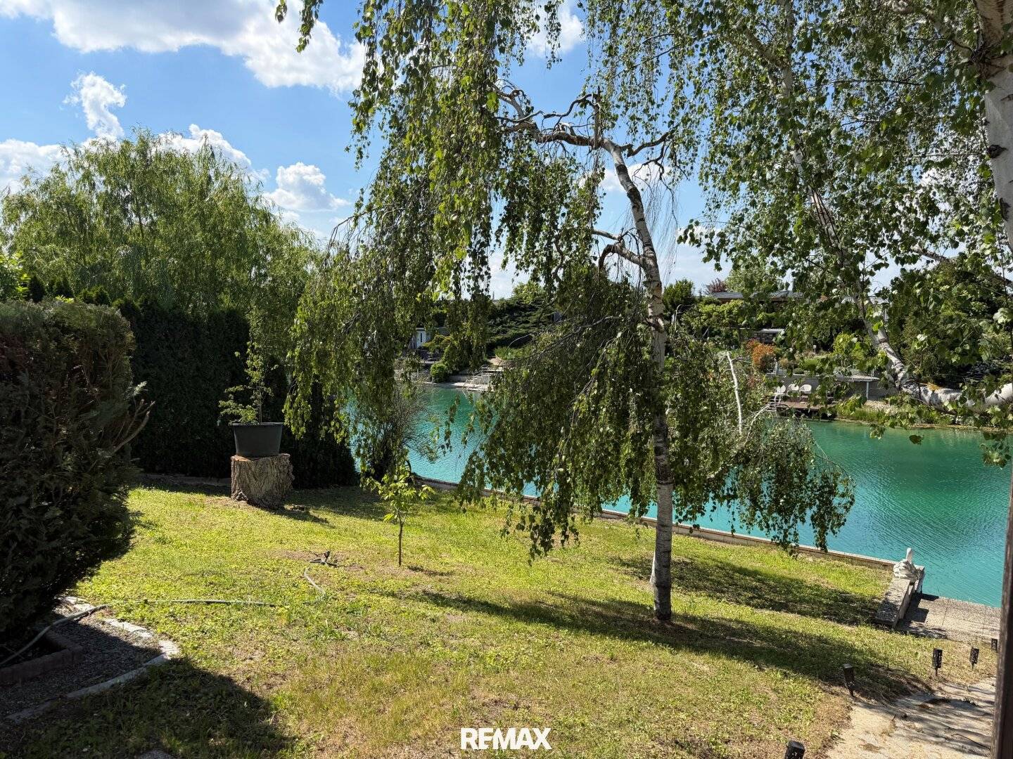 Lakeside Bungalow on Leased Land with Direct Canal Access in Groß-Enzersdorf