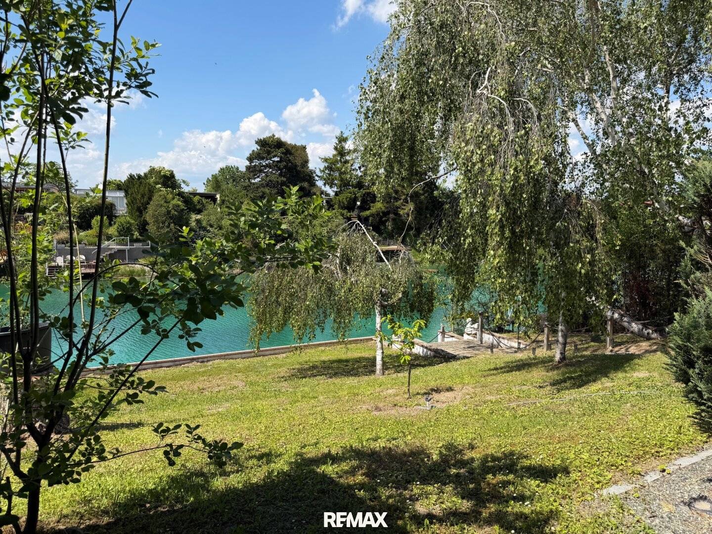 Lakeside Bungalow on Leased Land with Direct Canal Access in Groß-Enzersdorf