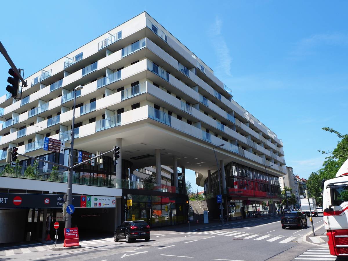 Apartment Office spaces opposite the Exhibition Grounds (Messecarree) but only one neutral object type is included in the title, please ensure this aligns with platform requirements and language conventions.
