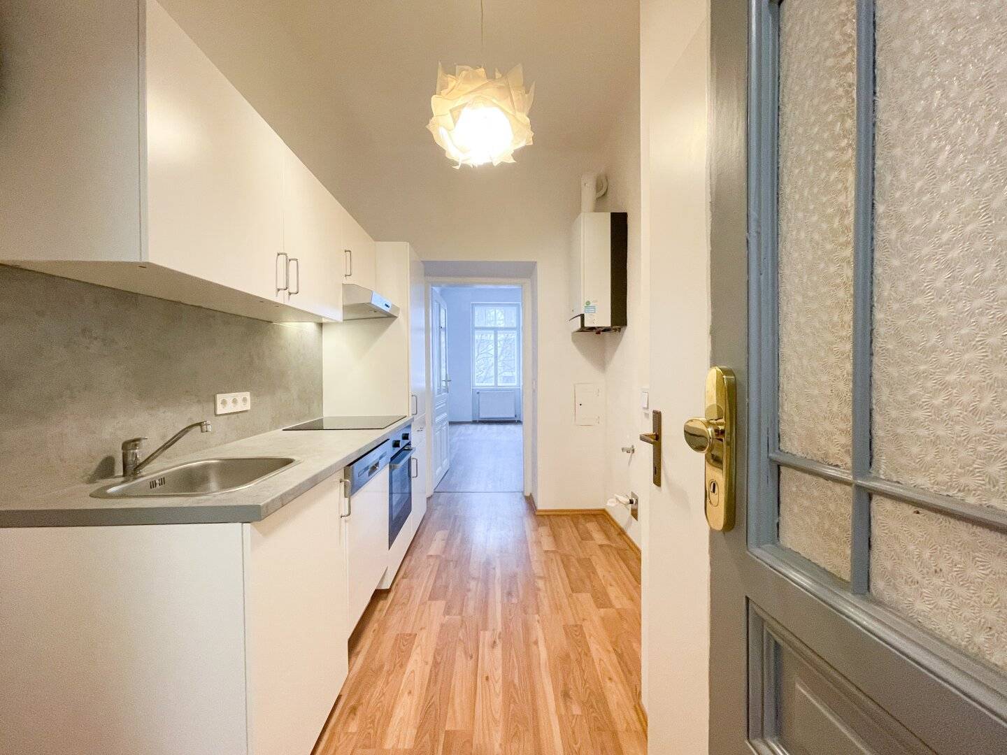 Apartment in a quiet old building near U3