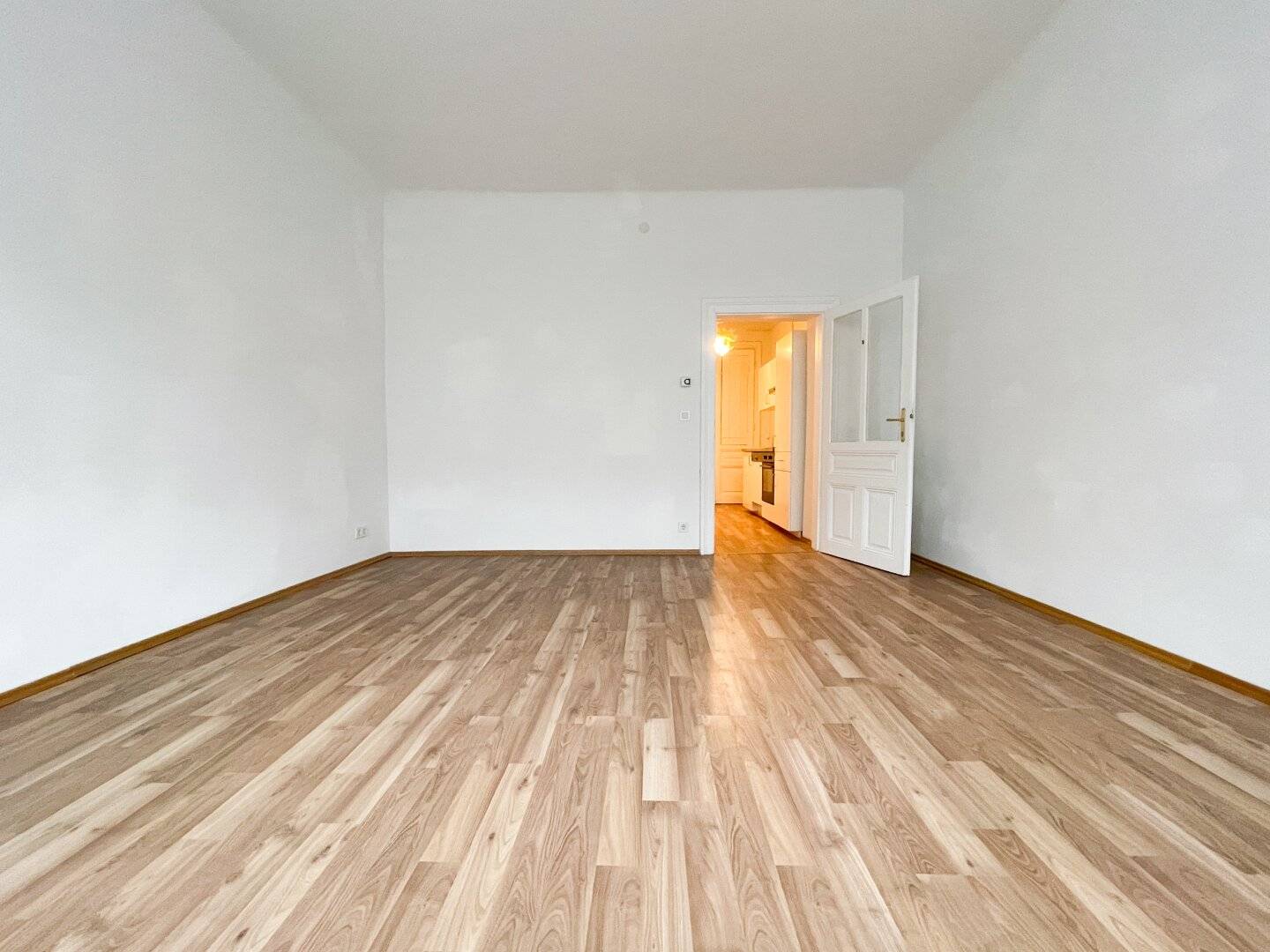 Apartment in a quiet old building near U3