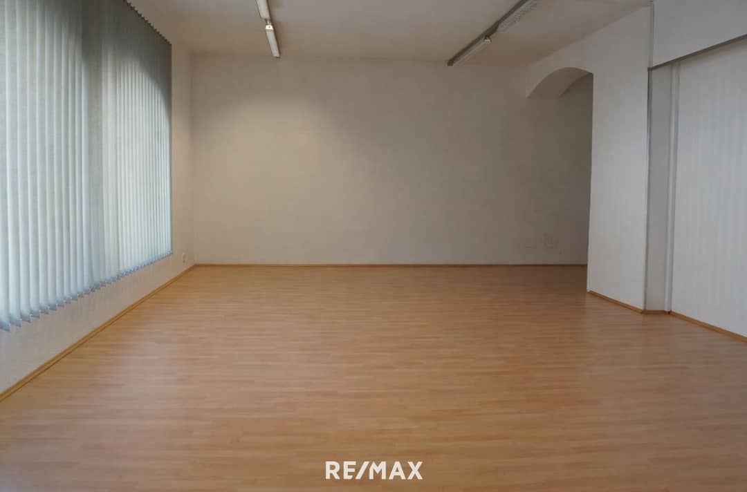 Well-visible office or commercial space on Haller Straße in Innsbruck for rent