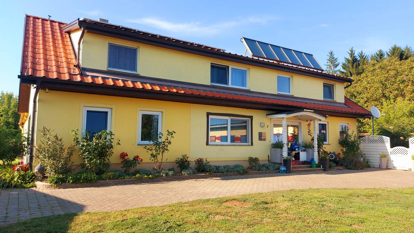 Renovierter Vierkanthof mit 260 m² Wohnfläche und 10.000 m² Garten in Neudauberg