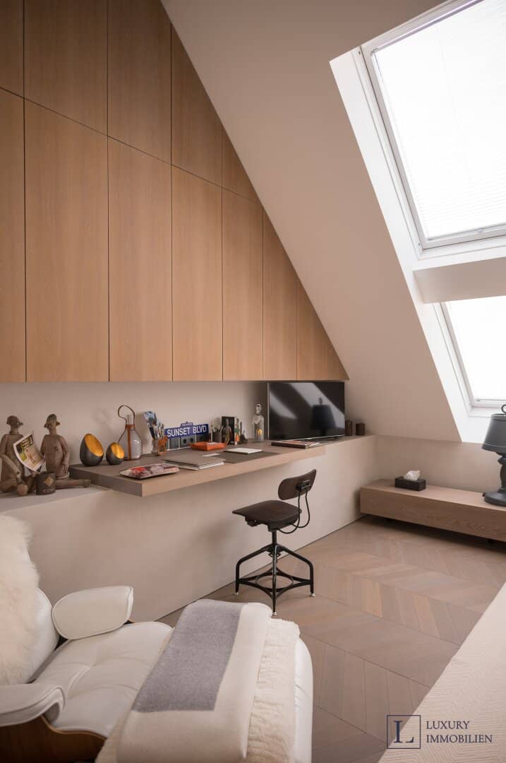 Penthouse with roof terrace and high ceilings