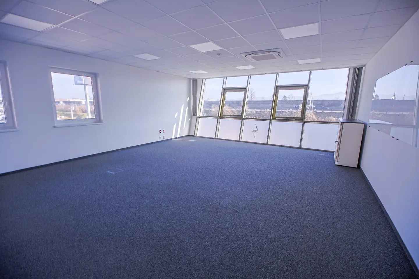 Modern office complex with hall spaces in prime location directly at Vorchdorf motorway exit (A1)