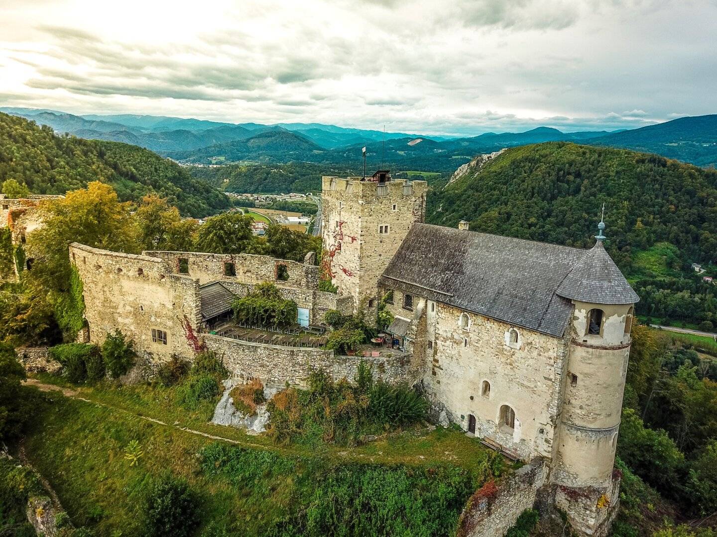 Historische Burgruine in ausgezeichneter Lage