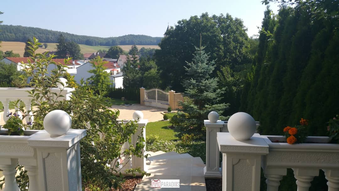 Ausblick von der seitlichen Terrasse im Erdgeschoß