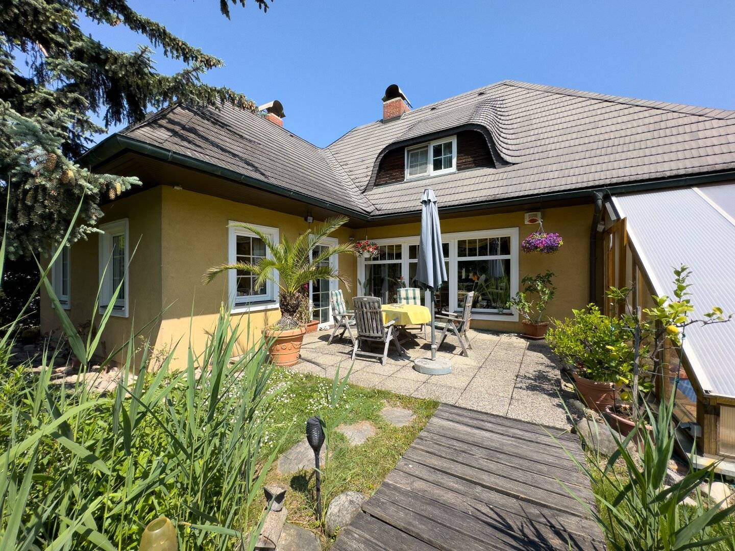 Stylish timeless single-family home | 147 m² | 1000 m² plot with swimming pond | 1220 Vienna
