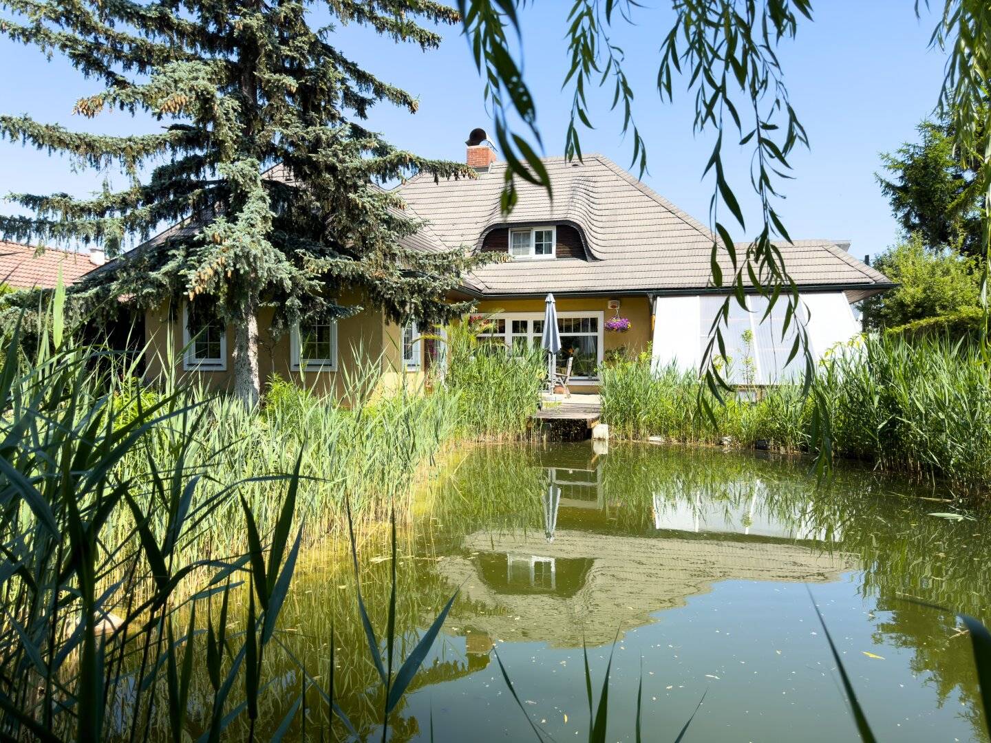 Stylish timeless single-family home | 147 m² | 1000 m² plot with swimming pond | 1220 Vienna