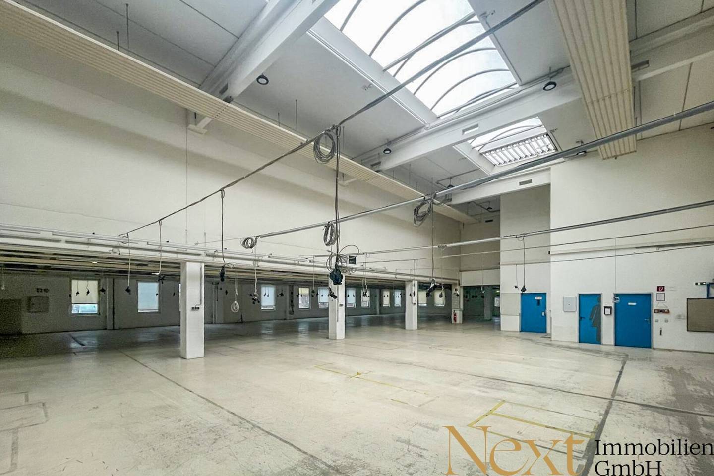 Spacious warehouse and production hall with office space for rent in Ansfelden