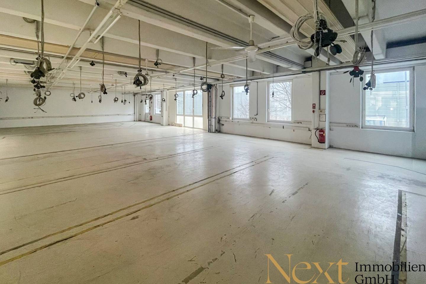 Spacious warehouse and production hall with office space for rent in Ansfelden