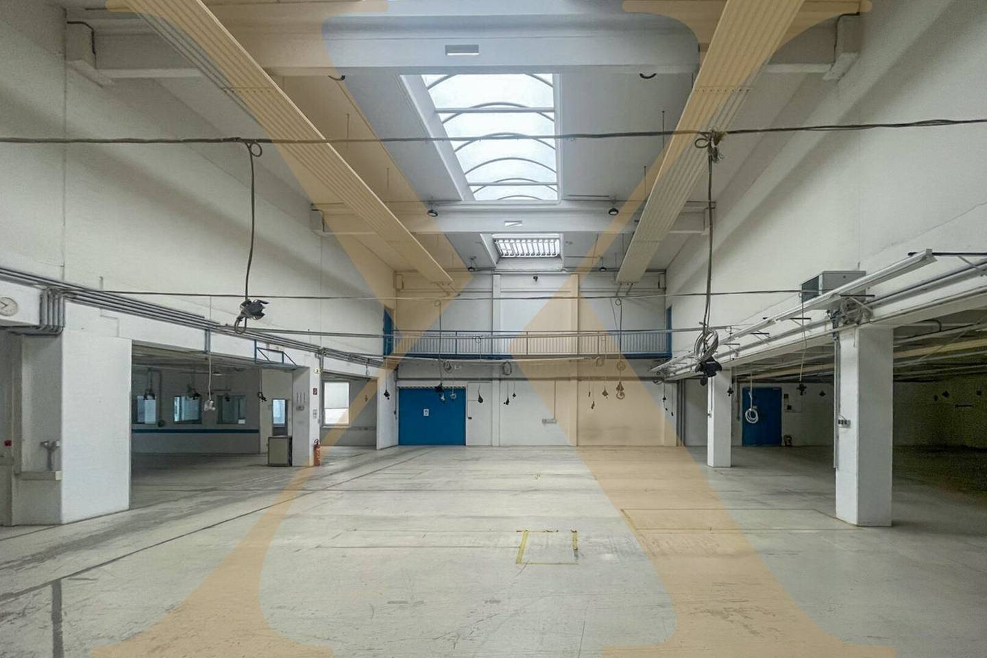 Spacious warehouse and production hall with office space for rent in Ansfelden