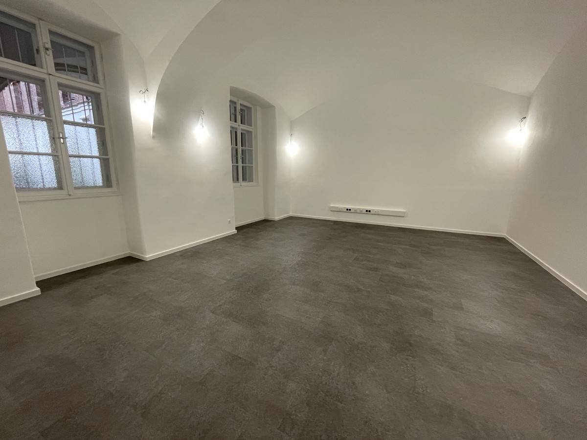 Hochwertig ausgebautes Souterrain-Büro mit Blick in den Arkadenhof