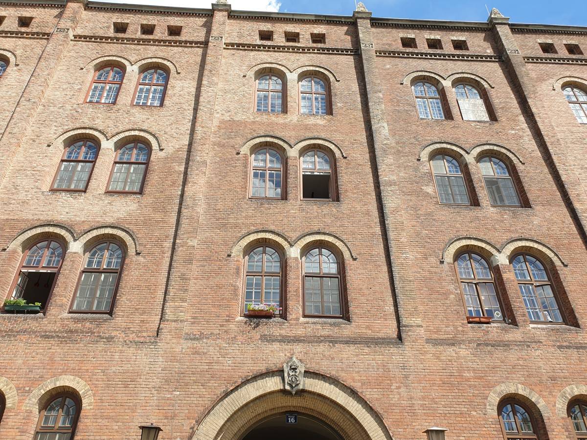 Hochwertig ausgebautes Souterrain-Büro mit Blick in den Arkadenhof