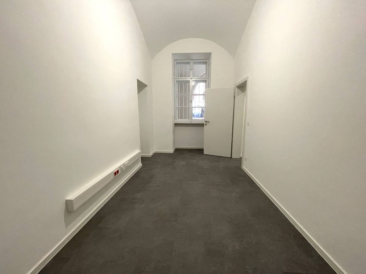 Hochwertig ausgebautes Souterrain-Büro mit Blick in den Arkadenhof