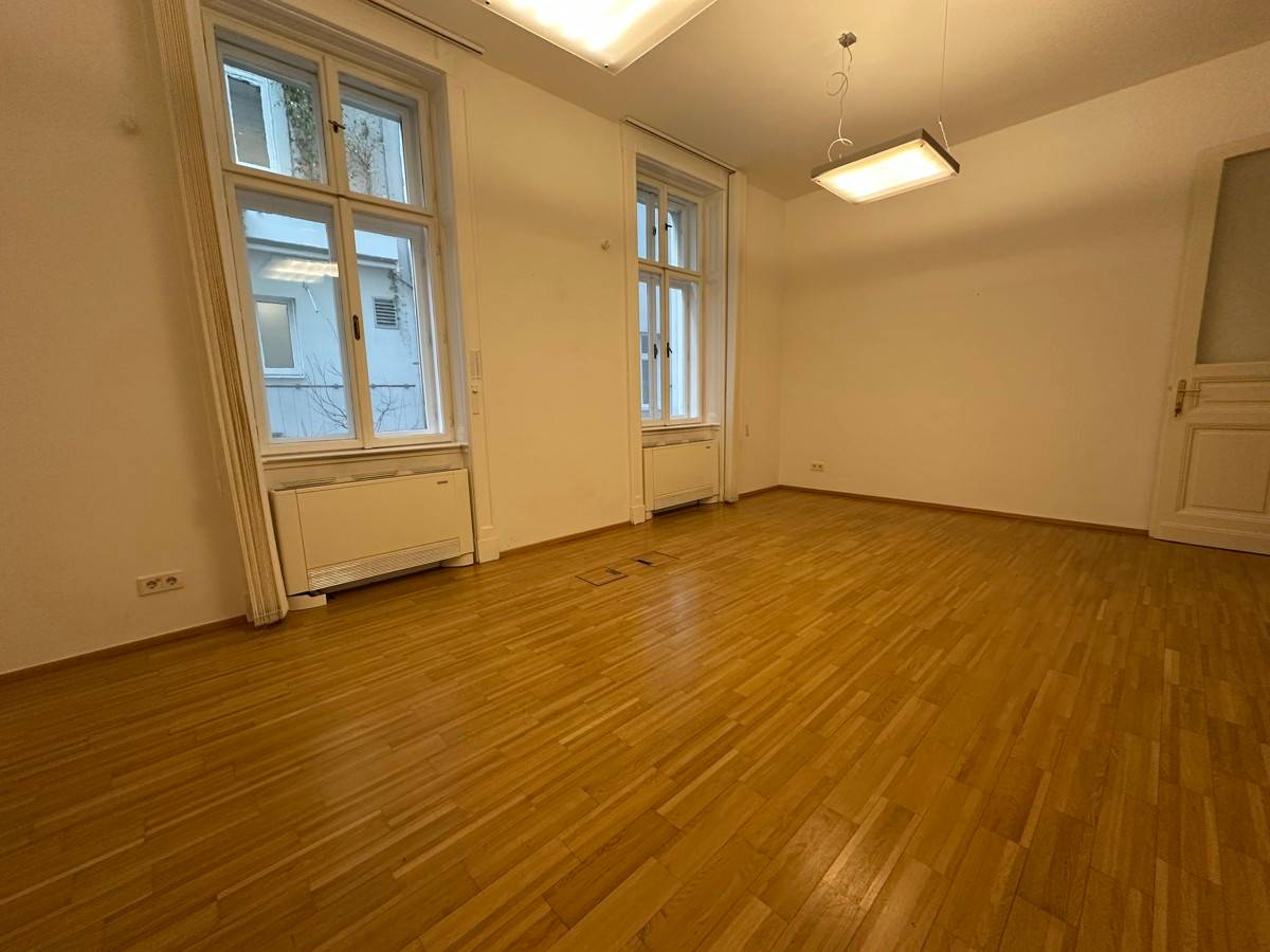 Bürofläche mit Blick auf den Schwarzenbergplatz