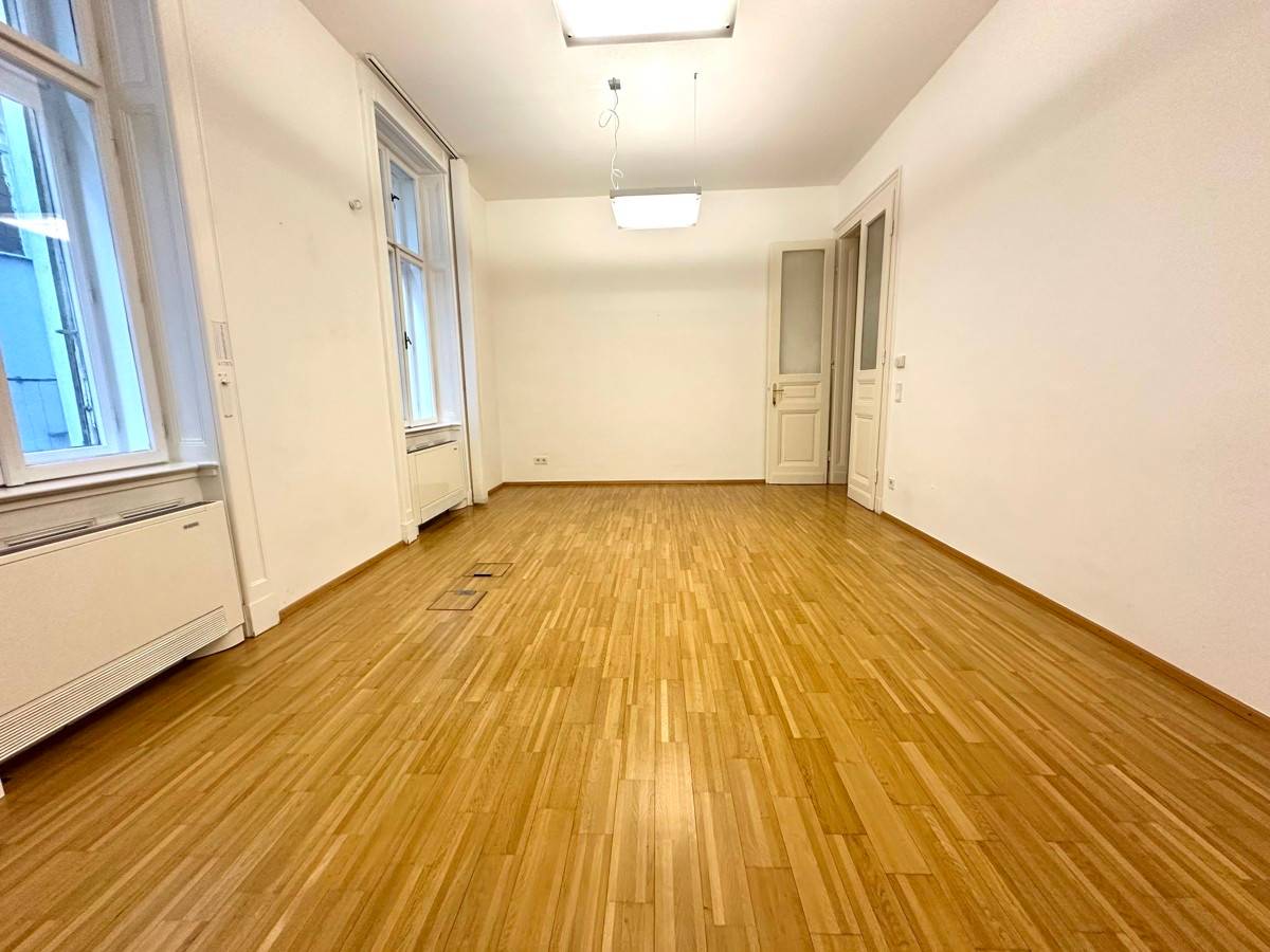Bürofläche mit Blick auf den Schwarzenbergplatz