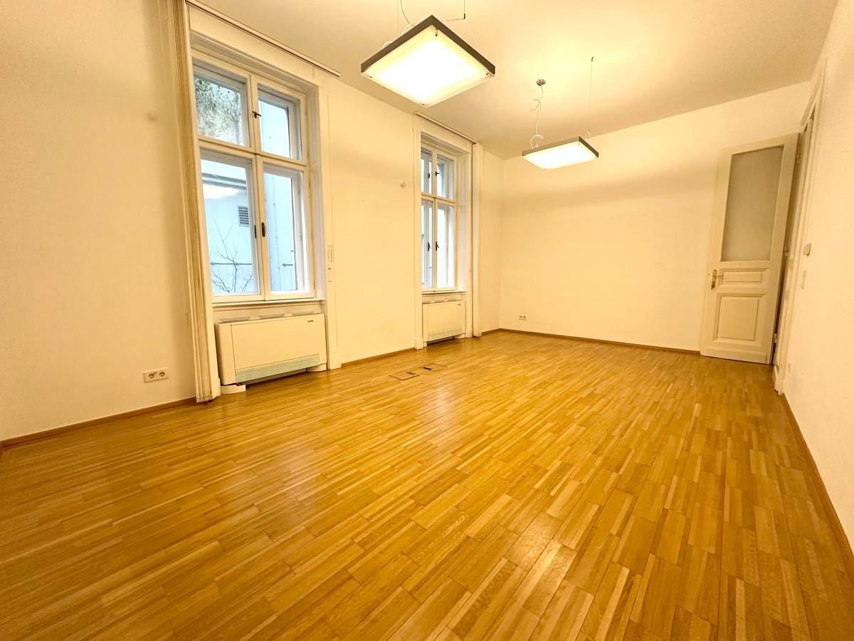 Bürofläche mit Blick auf den Schwarzenbergplatz