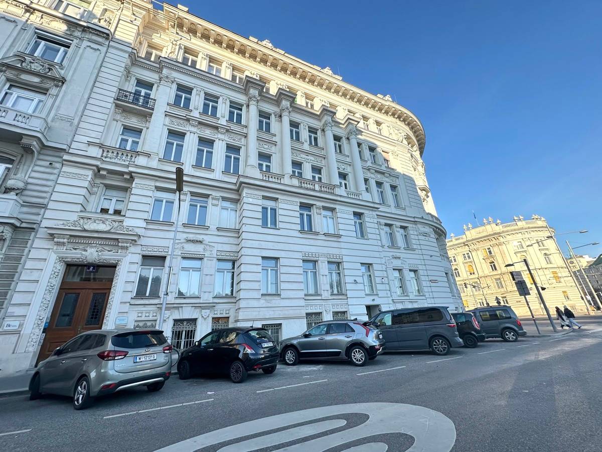 Bürofläche mit Blick auf den Schwarzenbergplatz