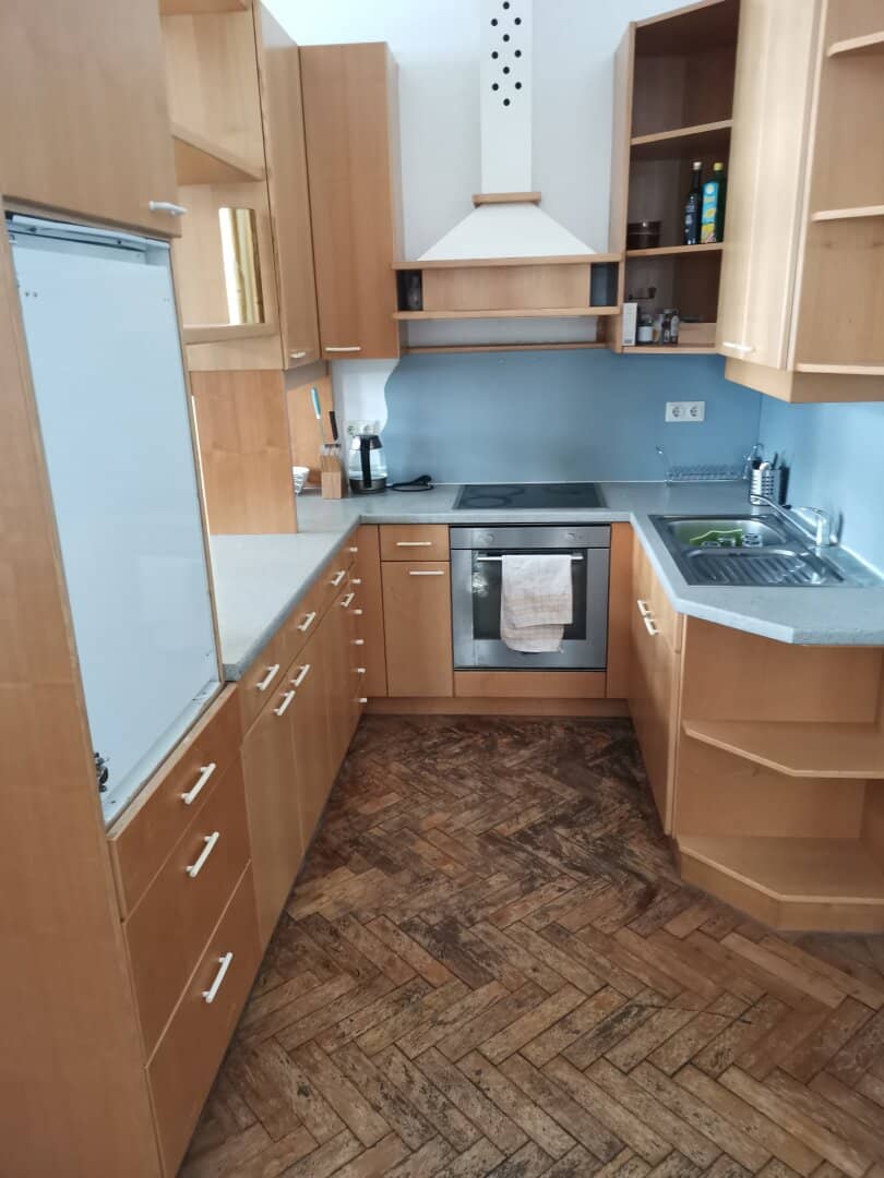 Apartment with bright open plan kitchen and built in kitchen