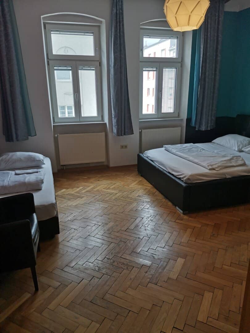 Apartment with bright open plan kitchen and built in kitchen