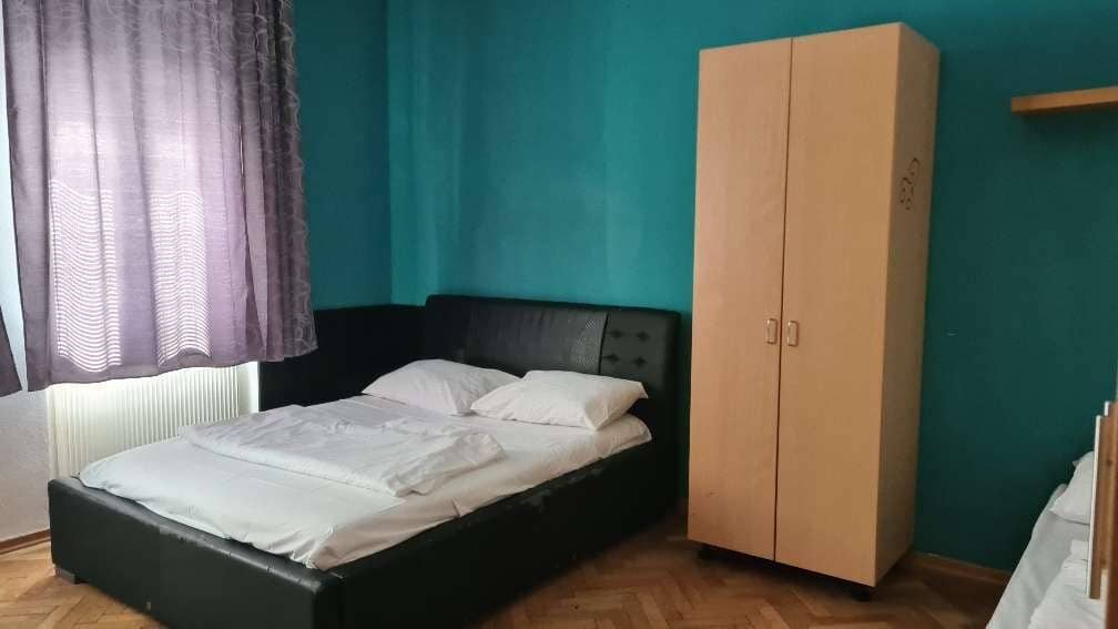 Apartment with bright open plan kitchen and built in kitchen