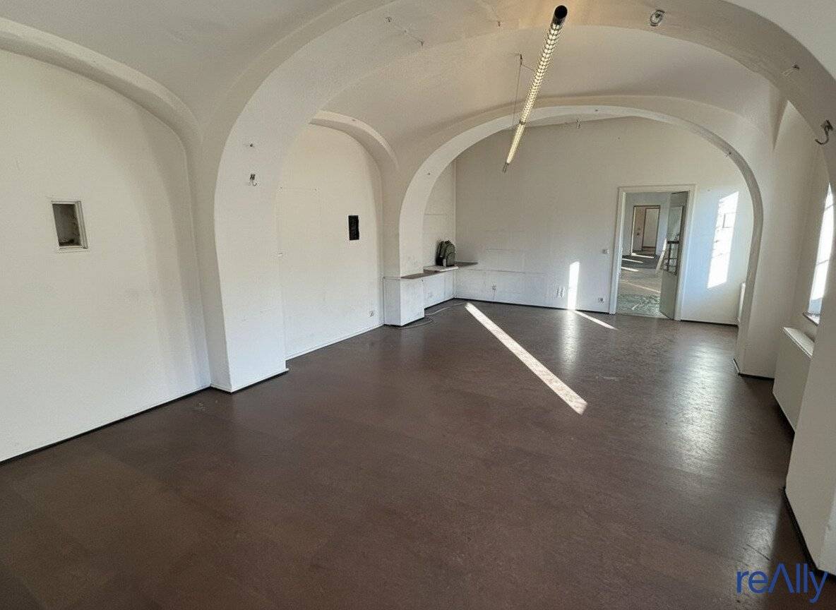 Spacious Workshop with Courtyard Access in Hernals