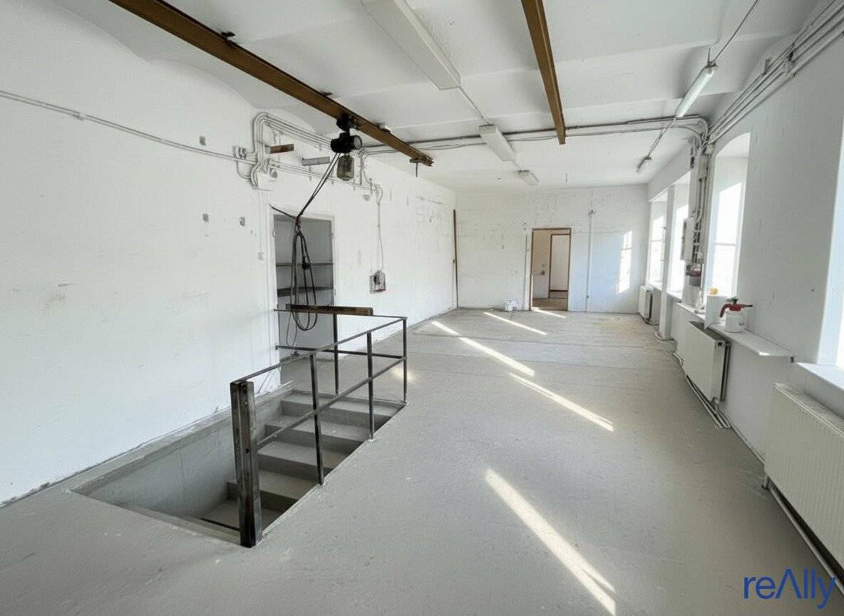 Spacious Workshop with Courtyard Access in Hernals