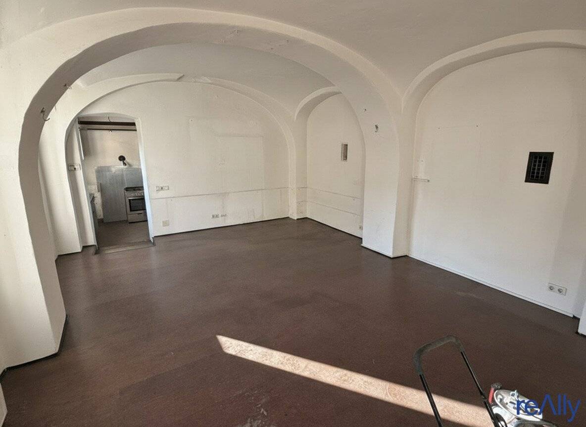 Spacious Workshop with Courtyard Access in Hernals