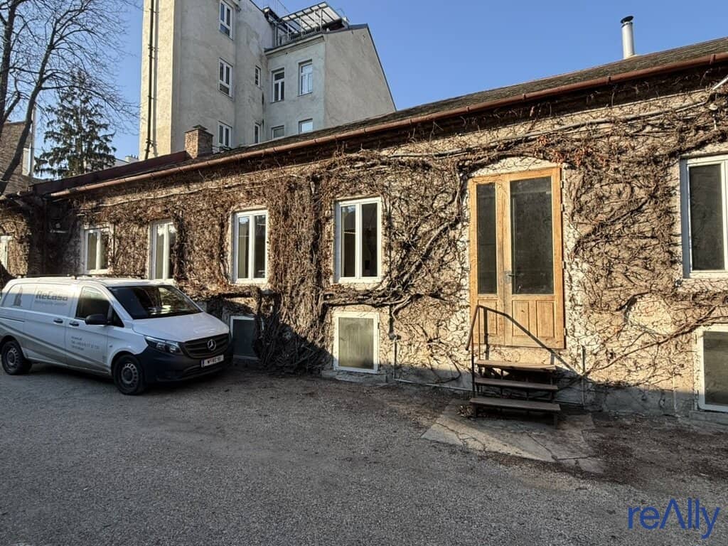 Spacious Workshop with Courtyard Access in Hernals