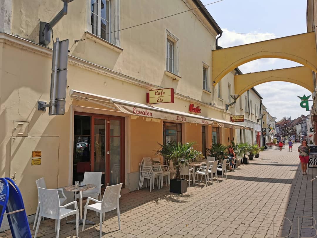 Heritage protected tenement house in Bruck an der Leitha, central location at main square