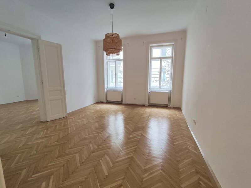 Stylish period building Quiet courtyard-facing 2-room old building apartment in Westbahnstraße